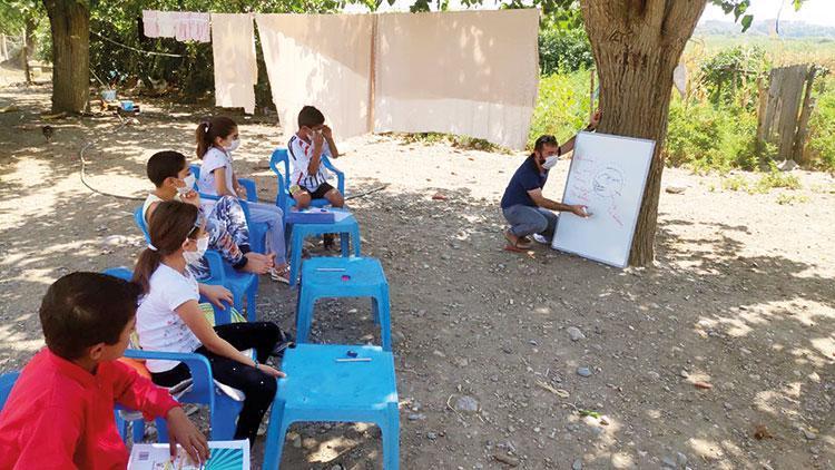 Köy köy gezip eğitim veriyor, bir ağaç gölgesi yeter