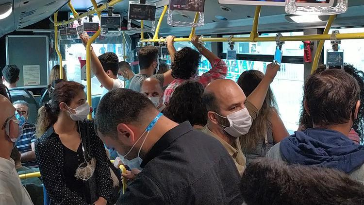 İstanbulda metrobüste yine aynı manzara Sosyal mesafesiz yolculuk...