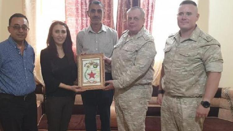 Rus askeri heyeti PYDli teröristlere plaket verdi