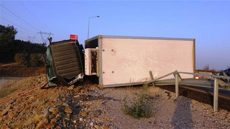 Bariyerlere çarparak devrilen kamyonetin sürücüsü öldü