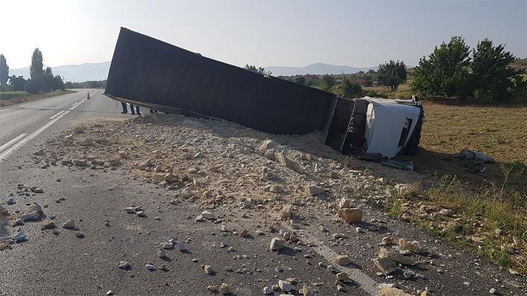 Kaya parçaları yüklü tır devrildi: 1 yaralı