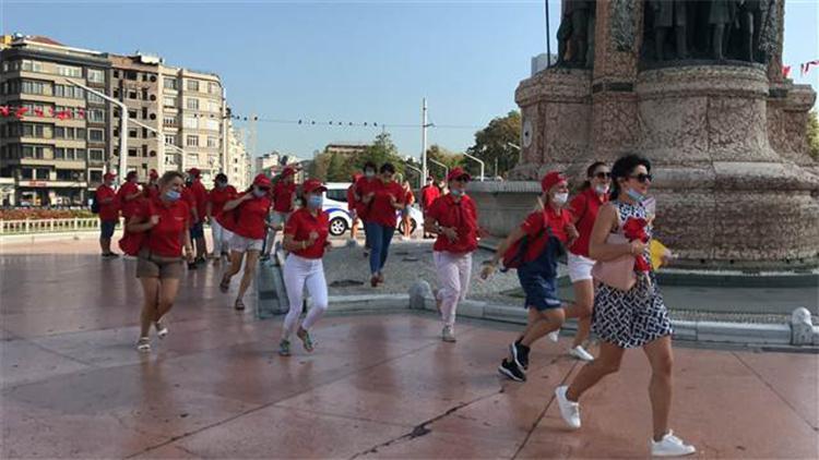 Taksim’de son ayların en kalabalık ve renkli turist grubu