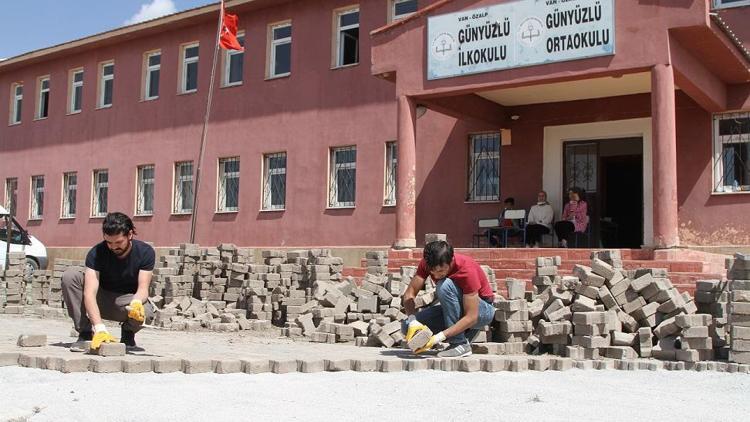 Okulları için kazma kürek çalışıyorlar