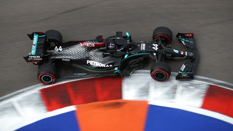 Formula 1 Rusya GPsinde pole pozisyonu Lewis Hamiltonın