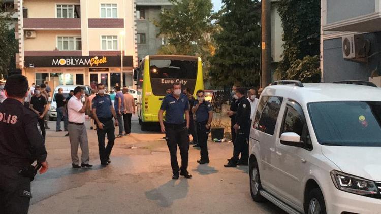 İzmitte iki komşu aile, park yeri nedeniyle birbirine girdi