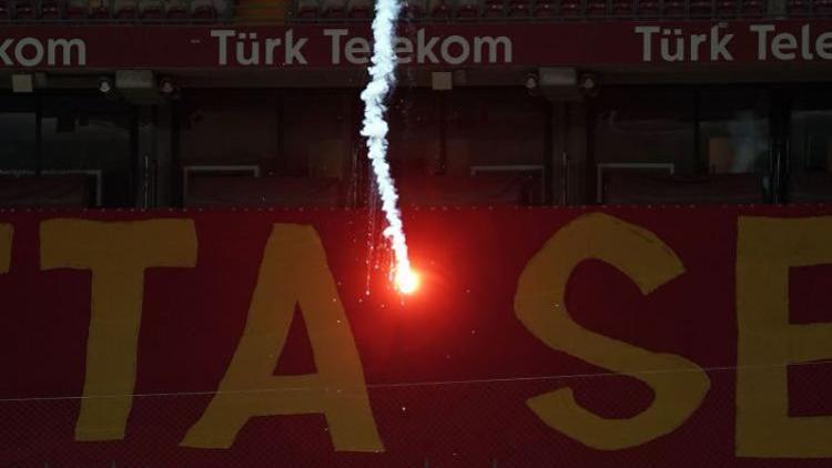 Son dakika haberi | Türk Telekomda seyircisiz oynanan derbide sahaya meşale atıldı
