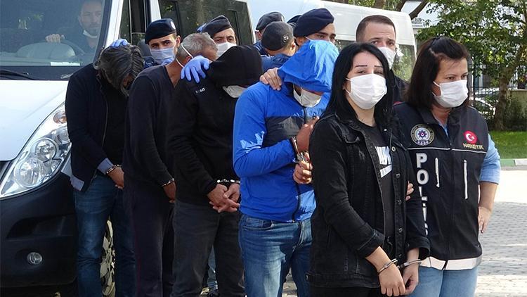 Sokak satıcılarına şafak vakti operasyonunda gözaltına alınan 9 kişi adliyede