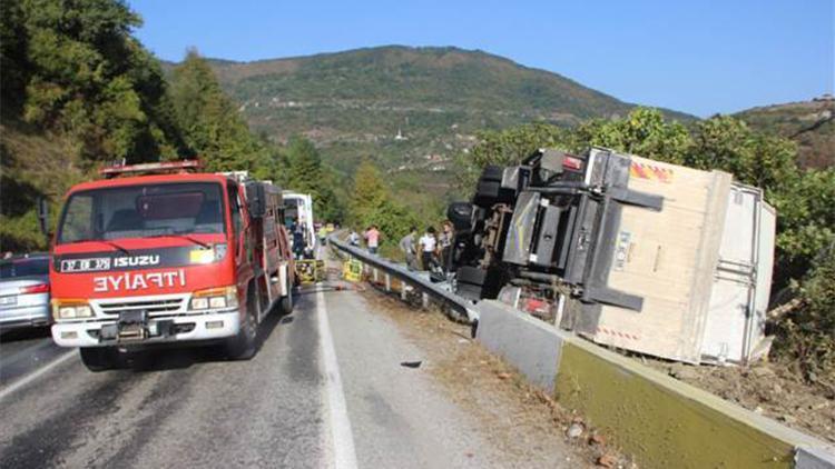 İnebolu’da freni boşalan kamyon devrildi: 2 yaralı