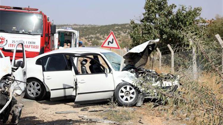 Gaziantep’te hafif ticari araç ile otomobil çarpıştı: 4 yaralı