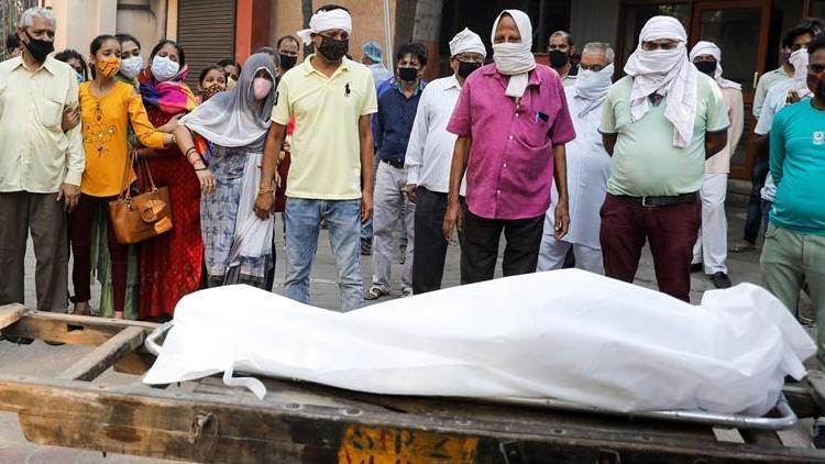 Kovid-19 nedeniyle son 24 saatte Hindistanda 809, Brezilyada 317 kişi öldü