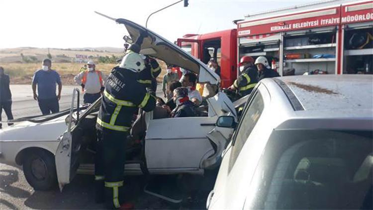 Otomobil, kırmızı ışıkta duran otomobile çarptı: 6 yaralı
