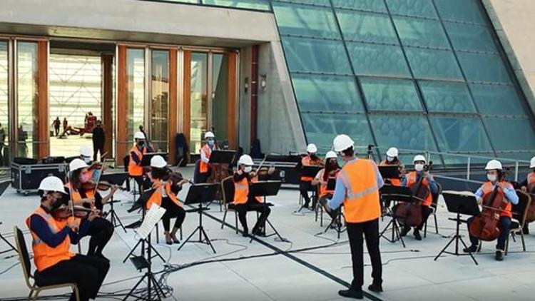 CSOnun yeni binasının yapımında çalışan işçilere teşekkür konseri