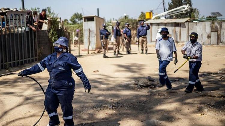 Güney Afrikada Kovid-19 nedeniyle 2 milyondan fazla kişi işini kaybetti