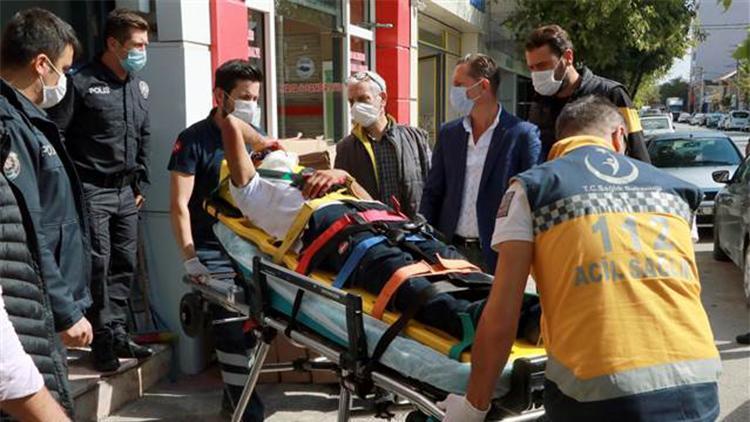 Mobilya mağazasında asansör boşluğundan düşen İranlı müşteri ağır yaralandı