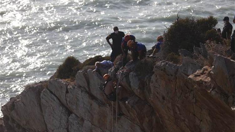 Mersinde deniz kenarındaki kayalıklarda mahsur kalan 4 kişi kurtarıldı