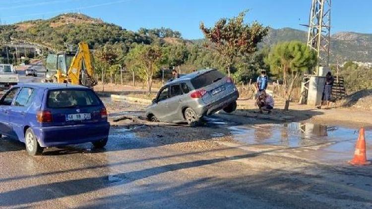 Ana su borusu patladı, cip çukura düştü