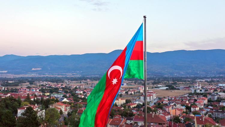 Boluda Azerbaycan’a dev bayrakla destek