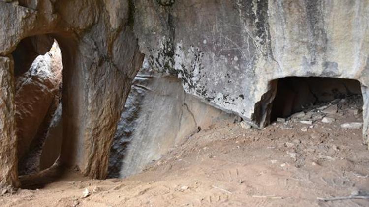 Hakkaride Urartular dönemine ait 3 odalı kaya mezarı bulundu