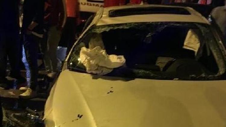 Maltepede lüks otomobil takla attı: 3 yaralı