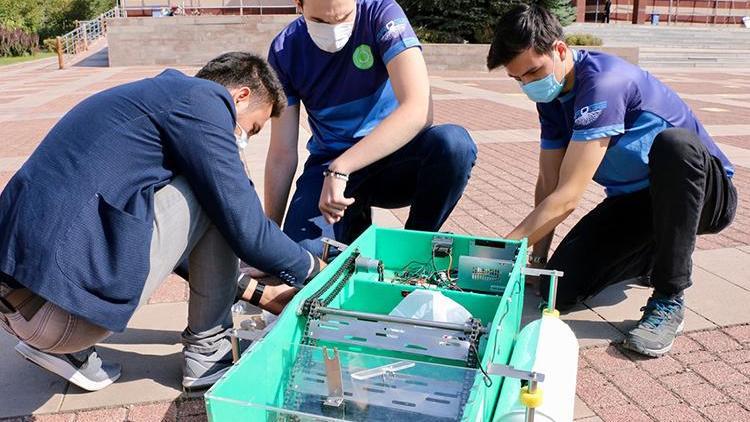 Eskişehirde üniversite öğrencileri su yüzeyini temizleyen robot geliştirdi