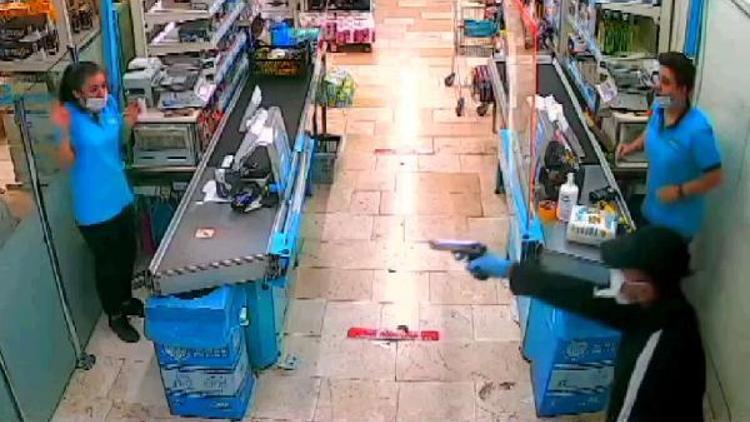 Adanada markette dehşet anları Silah doğrulttu