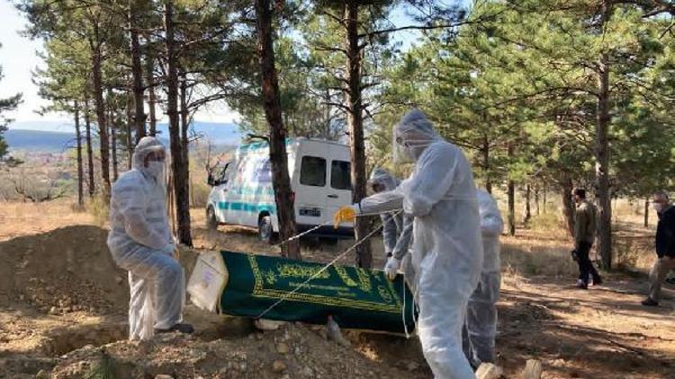 Koronavirüsten ölen 5 kişi tabutlarıyla toprağa verildi