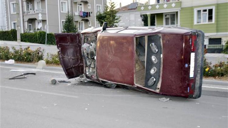 Karaman’da otomobil takla attı, sürücü yaralı