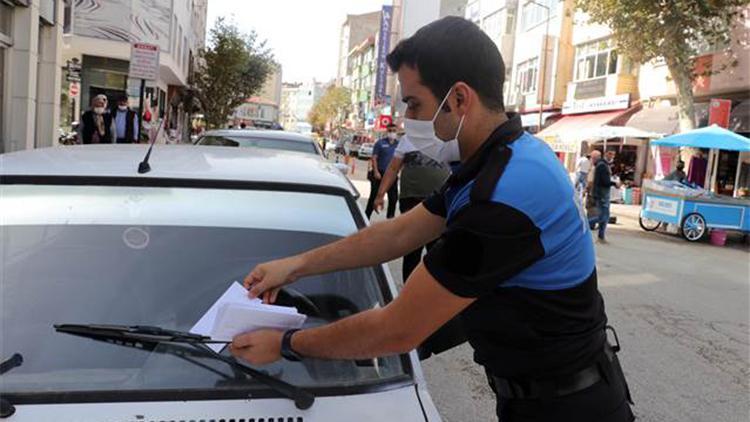 Polisten, araçtan hırsızlığa karşı ’trafik ceza makbuzu’ şeklinde uyarı broşürü