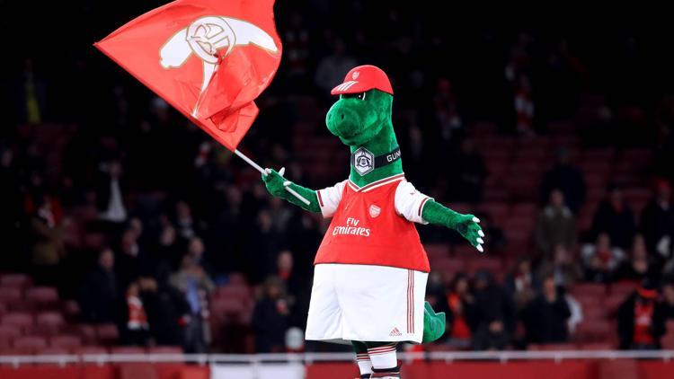 Arsenalde Mesut Özilden dinazor maskot Gunnersaurusa destek
