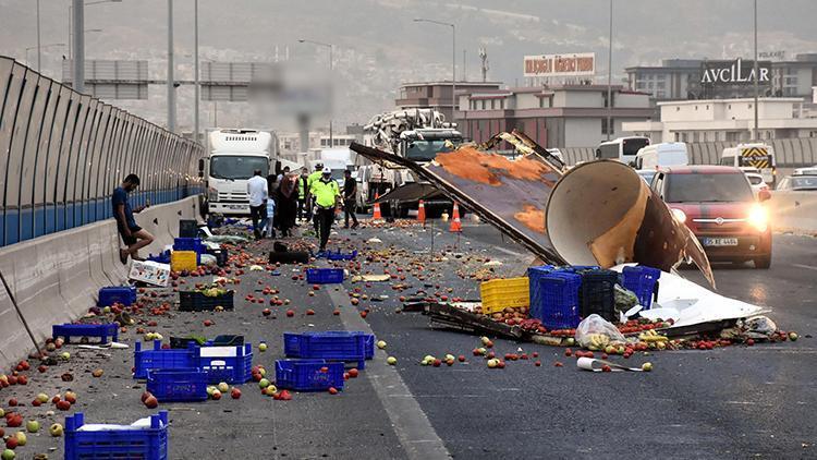 Kamyonet, başka bir kamyonete çarptı; meyve ve sebzeler yola saçıldı