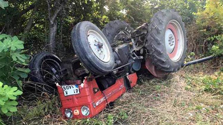 Tomruk yüklü traktör devrildi, sürücü öldü