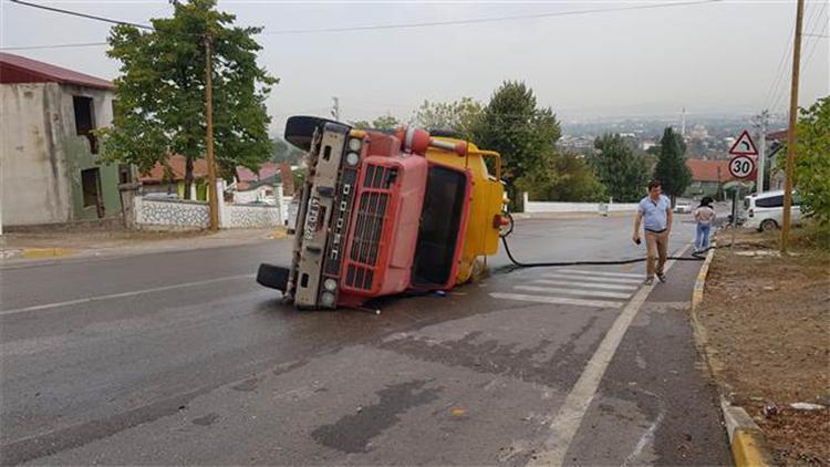 Su tankeri devrildi, sürücü yaralandı