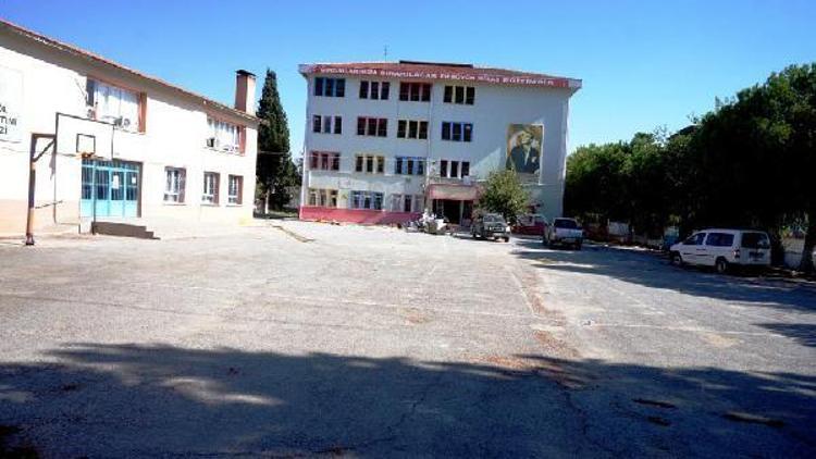 Sarıgöldeki önünden fay hattı geçen okulda yıkım başladı