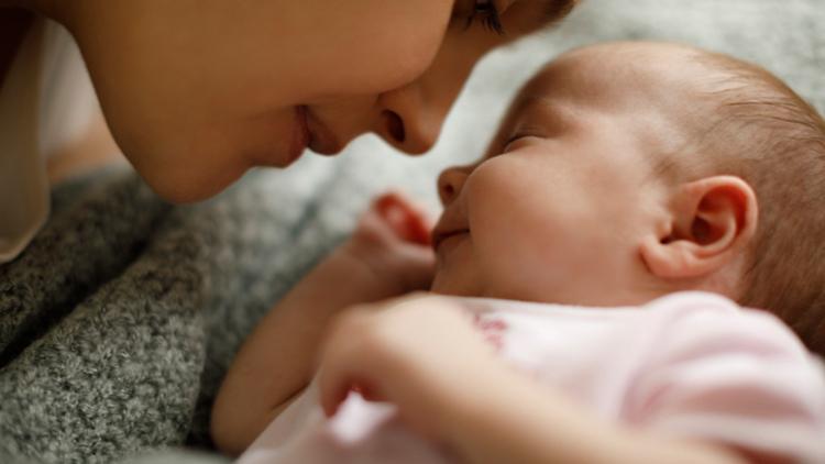Bebeğinizin gece boyu uyumasını nasıl sağlayabilirsiniz?