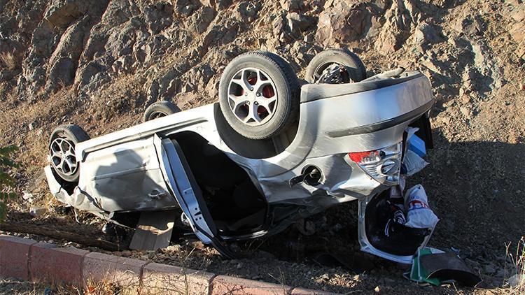 Elazığ’da otomobil şarampole yuvarlandı: 2 yaralı