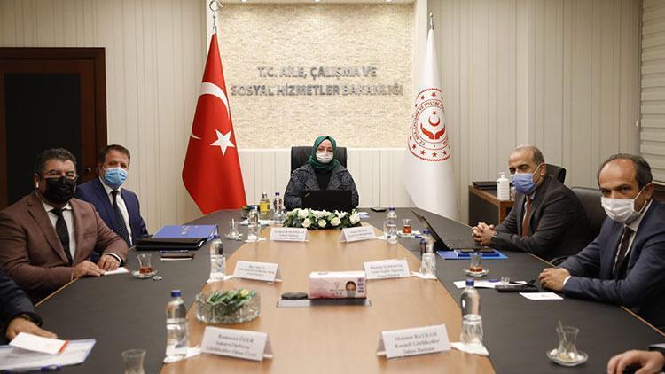 Bakan Selçuk, serebral palsili çocuklar ve Türk Optisyen-Gözlükçüler Birliği yönetimi ile görüştü