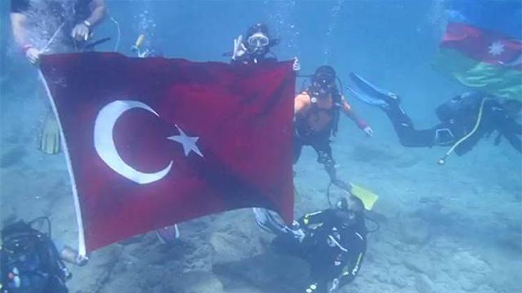 Denizin 15 metre derinliğinde Azerbaycan ve Türkiye bayrağı açtılar