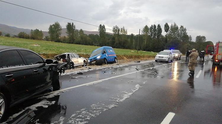 Van’da zincirleme trafik kazası; 3 yaralı