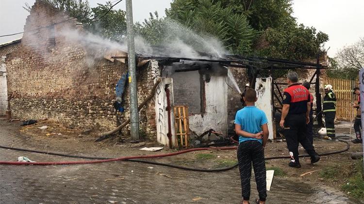 Çöpten bulduğu parfüm şişesi evi yaktı