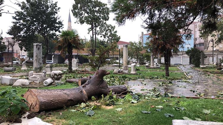 Tekirdağ’ın Marmaraereğlisi ilçesini hortum vurdu