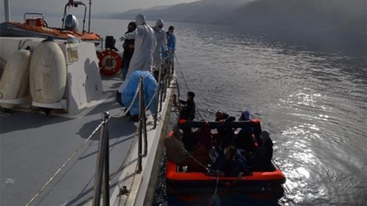 Kuşadası’nda 13 düzensiz göçmen kurtarıldı