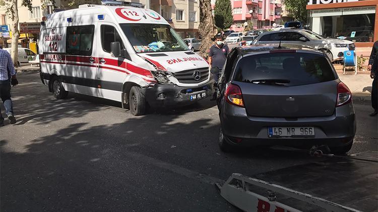 Ambulans otomobile çarptı: 2 sağlıkçı yaralı