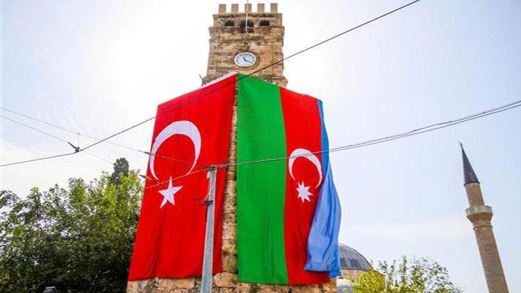 Antalya’nın tarihi simgelerine Türk ve Azerbaycan bayrakları asıldı