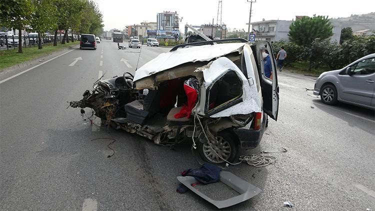 Ağaca çarparak parçalara ayrılan araçtan sağ çıktı