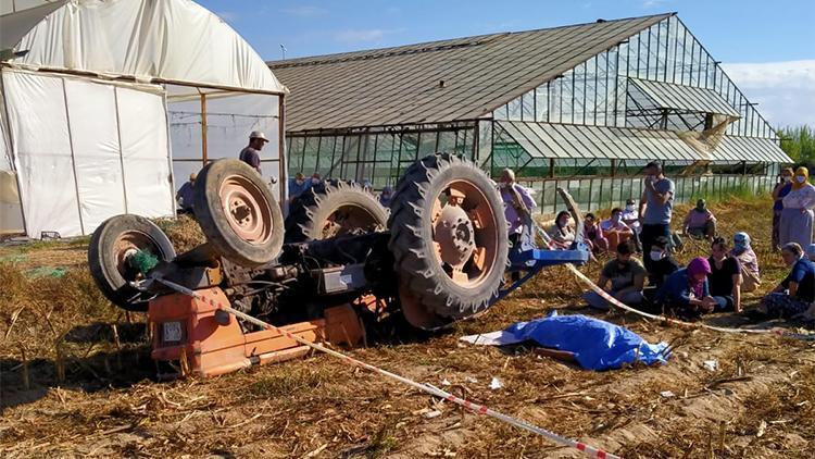 Sera atıklarını temizlerken traktörün altında kalan çiftçi hayatını kaybetti