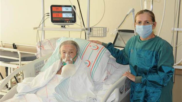 Emekli olduğu hastanede, koronavirüse yakalanan annesine refakat ediyor