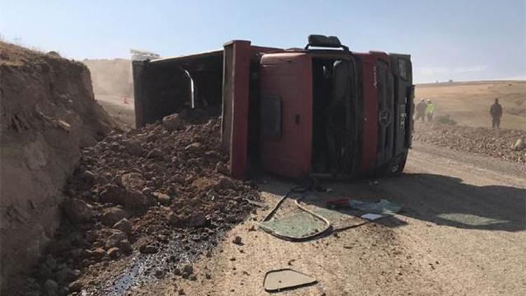 Sivas’ta toprak yüklü kamyon devrildi, şoför yaralandı