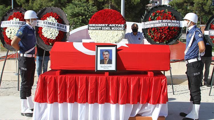 Otobüste kalp krizi geçiren emekli Emniyet Müdürünün naaşını eşi ve oğlu taşıdı