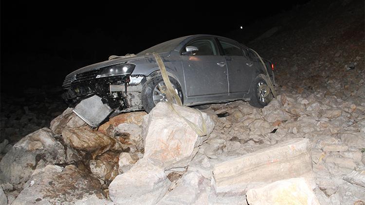 Yoldan çıkan otomobil kayalıklar üzerine düştü