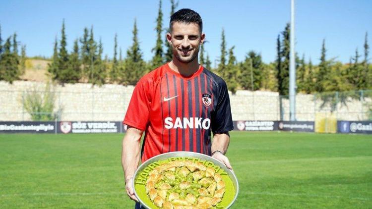 Gaziantep FKnın Kevin Mirallas transferi dünya basınında Baklavayla duyuruldu...